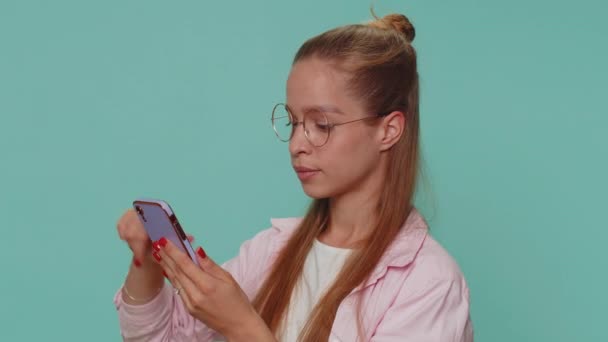 Όμορφο Έφηβο Θηλυκό Παιδί Παιδί Χρησιμοποιώντας Smartphone Πληκτρολογώντας Νέα Θέση — Αρχείο Βίντεο