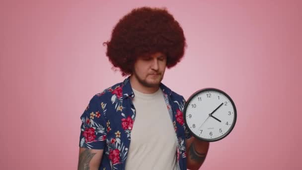 Momento Retrato Joven Barbudo Con Camisa Mostrando Hora Del Reloj — Vídeos de Stock