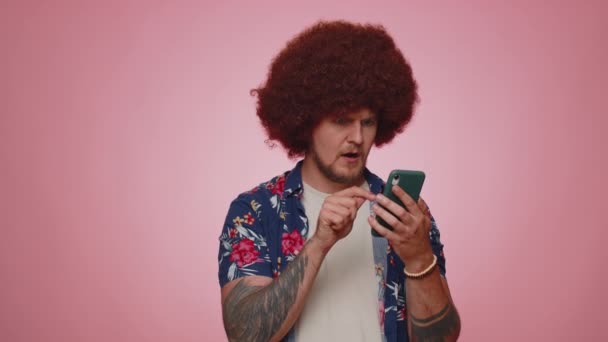 Bearded Man Shirt Use Mobile Cell Phone Typing Browsing Loses — Vídeo de Stock