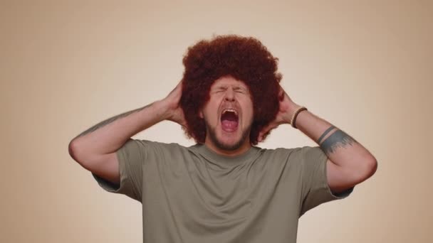 Man Lush Brown Hairstyle Screams Stress Tension Problems Feels Horror — Stock videók