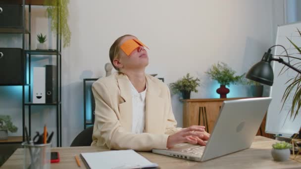 Недостатньо Втомлена Бізнес Леді Костюмі Працює Спить Ноутбуці Наклейками Очей — стокове відео