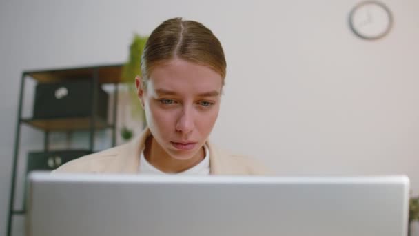 Close Portrait Face Businesswoman Freelancer Office Workplace Working Laptop Computer — Vídeo de Stock