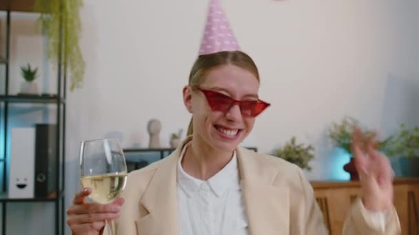 Businesswoman Wears Sunglasses Festive Cap Listening Music Workplace Dancing Victory — Wideo stockowe