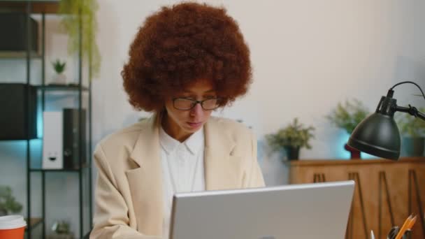 Деловая Женщина Закрывает Ноутбук Компьютер После Окончания Работы Домашнем Офисе — стоковое видео