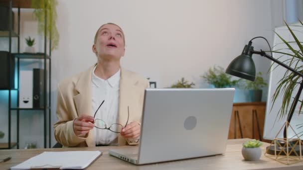 Businesswoman Wears Sunglasses Festive Cap Listening Music Workplace Dancing Victory — Wideo stockowe