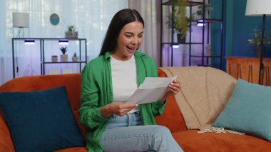 Mutlu kadın zarfı açar, mektubu okur. Kariyer büyümesi terfi, banka kredisi onayı, üniversitenin parasal ödülüne başarılı giriş uzun zamandır beklenen davetiye harika haber, piyango oyunu kazandı