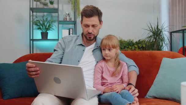 Happy Family Father Nanny Child Kid Daughter Laugh Use Laptop — Stockvideo