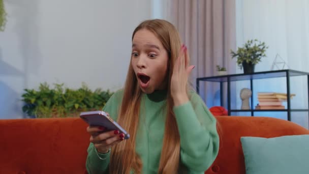 God Wow Excited Happy Joyful Winner Girl Use Smartphone Typing — Stockvideo