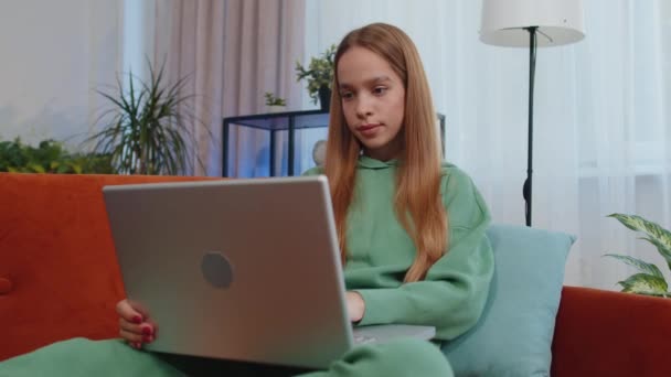 Боже Мой Удивительная Студентка Девочка Ребенок Использовать Ноутбук Компьютер Получать — стоковое видео
