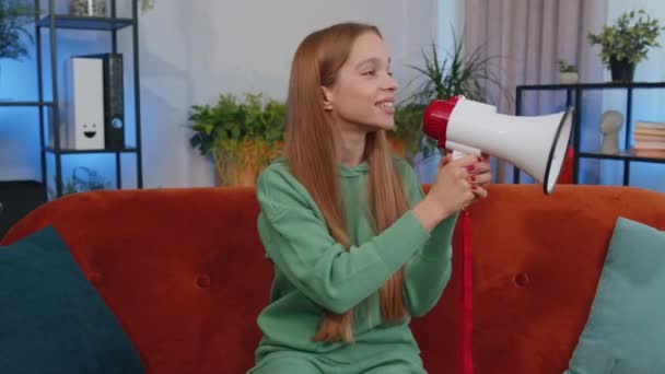 Portrait Teen Girl Talking Megaphone Proclaiming News Loudly Announcing Advertisement — Αρχείο Βίντεο