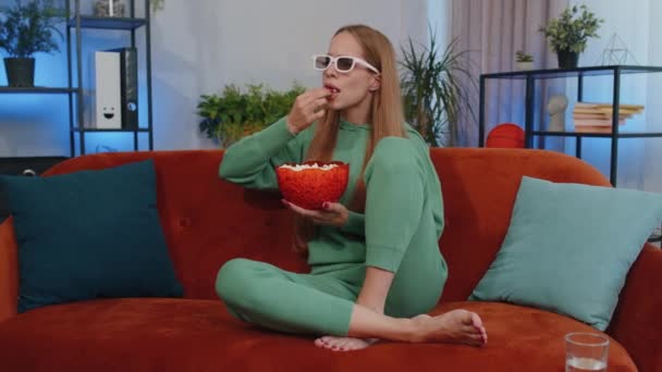 Excited Teen Girl Sitting Sofa Eating Popcorn Watching Interesting Serial — Vídeo de Stock