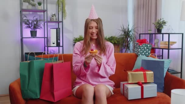 Happy Adult Girl Wears Festive Birthday Hat Hold Cupcake Makes — Vídeo de Stock
