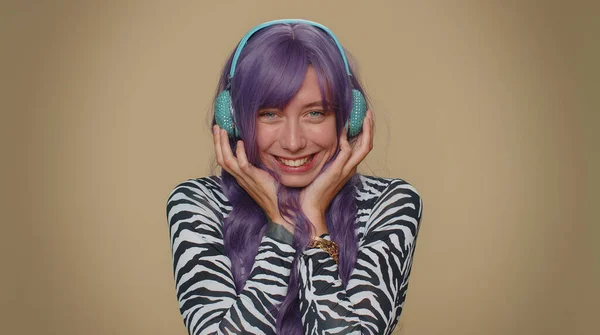 Happy Pretty Relaxed Woman Purple Coiffure Hairstyle Listening Music Headphones — Foto Stock