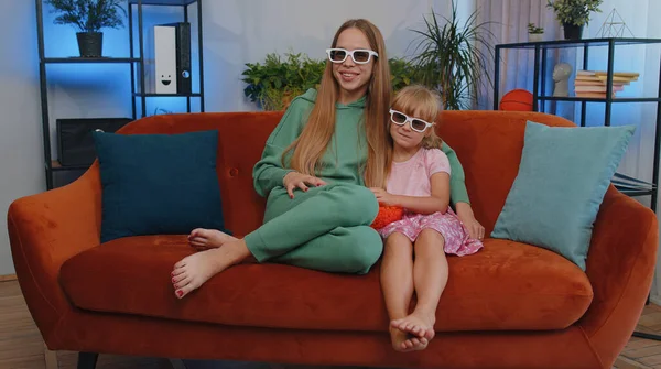 Girls Friends Siblings Watching Favorite Show Movie Eating Popcorn Sitting — Stock fotografie