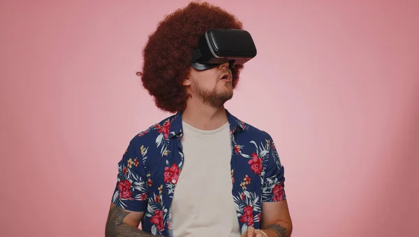Salido Hombre Con Estilo Utilizando Tecnología Futurista Realidad Virtual Casco —  Fotos de Stock