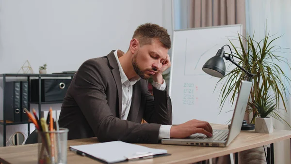 Bored Sleepy Business Man Worker Working Laptop Computer Yawning Leaning — Foto Stock
