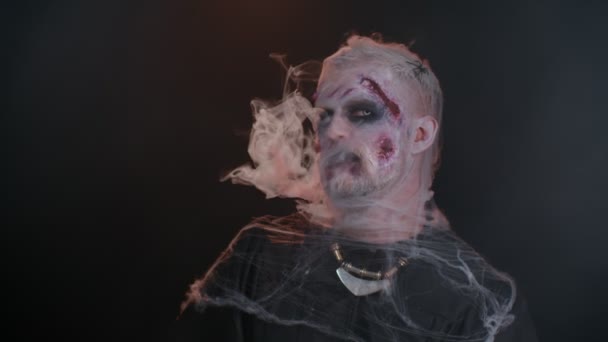 Zombie Muž Make Upem Falešnými Jizvami Bílými Kontaktními Čočkami Fouká — Stock video