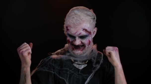 Portret Sinistru Costum Carnaval Halloween Zombie Nebun Ascultând Muzică Zâmbind — Videoclip de stoc