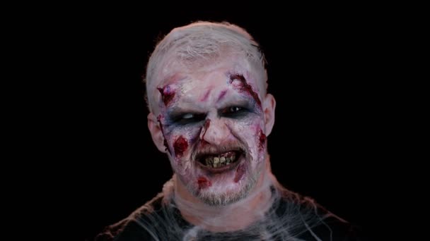 Zombie Hombre Con Maquillaje Con Cicatrices Heridas Falsas Lentes Contacto — Vídeos de Stock