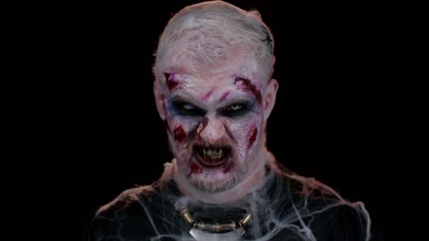 Zombie Makijażem Sztucznymi Ranami Bliznami Białymi Soczewkami Kontaktowymi Patrzący Kamerę — Wideo stockowe