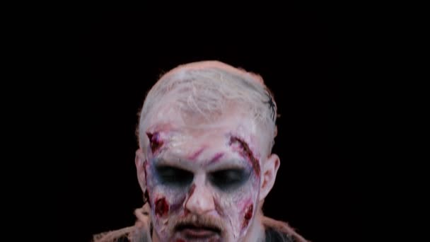 Onverwachte Verschijning Van Sinistere Man Kostuum Van Halloween Gekke Zombie — Stockvideo