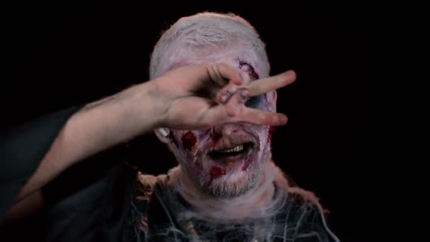 Hombre Aterrador Con Halloween Zombie Sangriento Maquillaje Herido Usando Auriculares — Vídeo de stock