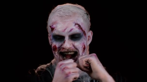 Портрет Зловещего Человека Карнавальном Костюме Хэллоуина Сумасшедшая Зомби Слушающая Музыку — стоковое видео