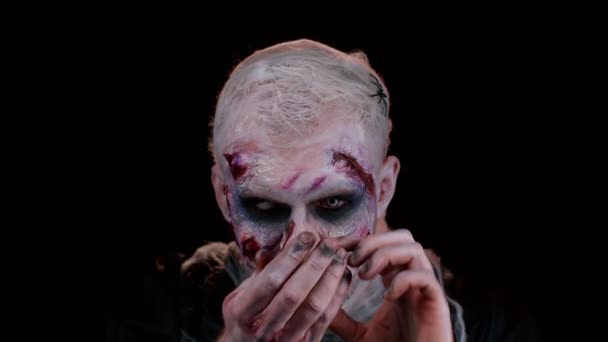 Griezelige Man Met Bloederige Littekens Gezicht Halloween Zombie Braakt Gouden — Stockvideo