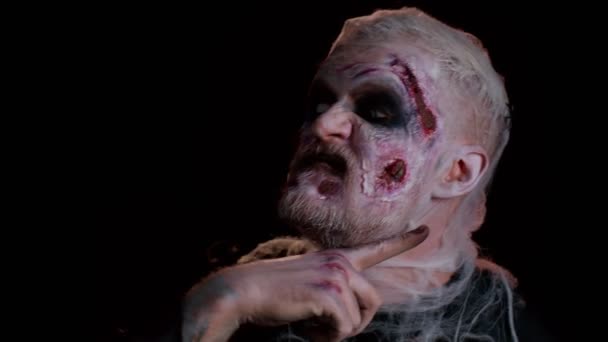 Złowrogi Człowiek Przerażającym Makijażem Zombie Halloween Kostiumie Robi Twarze Patrzy — Wideo stockowe