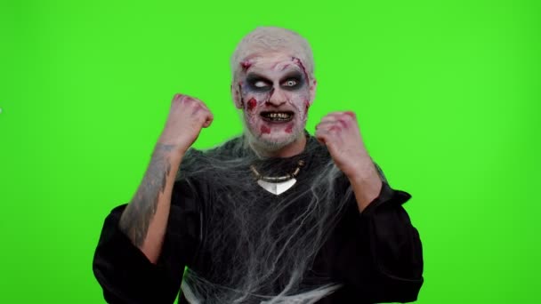 Zombie Man Met Make Met Valse Wonden Littekens Vieren Succes — Stockvideo