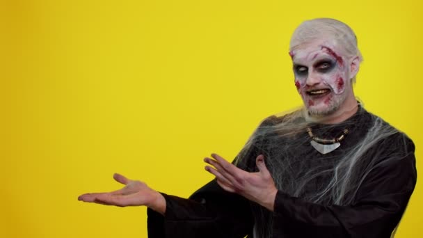 Homem Assustador Com Cicatrizes Sangrentas Rosto Halloween Maquiagem Zumbi Elegante — Vídeo de Stock