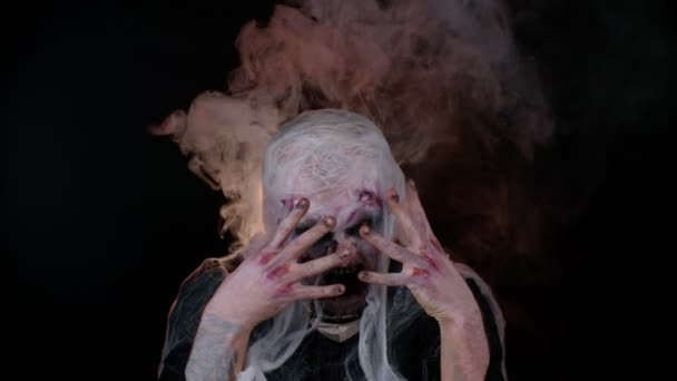 Зловещий Человек Костюме Хэллоуина Сумасшедший Зомби Окровавленными Ранеными Шрамами Лице — стоковое видео