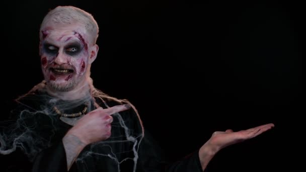 Hombre Espeluznante Con Cicatrices Sangrientas Cara Halloween Elegante Maquillaje Zombie — Vídeos de Stock