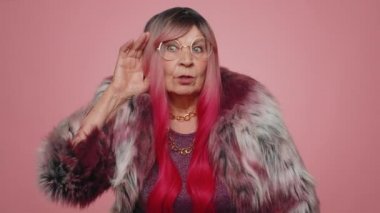 - Seni duyamıyorum. - Ne? Kadın seni duymaya çalışıyor, kafası karışmış ve kaşlarını çatmış bir halde, daha yüksek bir ses için kolunu kulağının dibinde tutuyor bilgi ve sağırlık için tekrar etmesini istiyor. Pembe arka planda kıdemli büyükanne