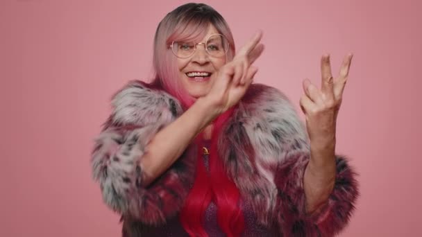 Χαρούμενη Κομψή Ηλικιωμένη Γυναίκα Που Δείχνει Hashtag Σύμβολο Χέρια Μου — Αρχείο Βίντεο