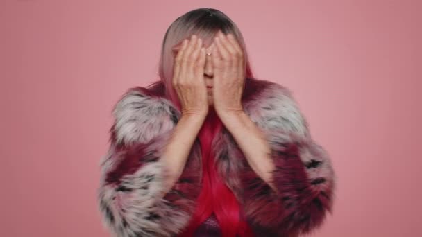Wścibska Ciekawska Kobieta Zamykająca Oczy Ręką Szpiegująca Przez Palce Ukrywająca — Wideo stockowe