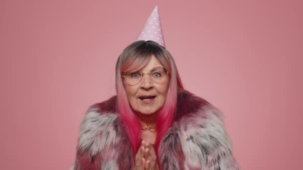 Cheerful Senior Elderly Woman Opening Gift Box Unwrapping Birthday Surprise — Stock Video