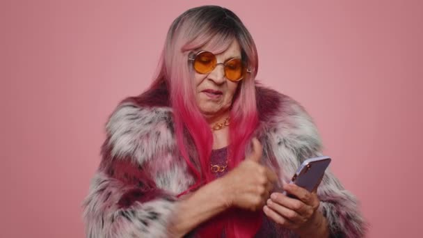 Lovely Τουριστική Ηλικιωμένη Γυναίκα Χρησιμοποιώντας Smartphone Πληκτρολογώντας Νέα Θέση Στο — Αρχείο Βίντεο