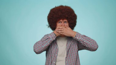 Kimseye bir şey söylemeyeceğim. Korkmuş samimi bir adam elleriyle ağzını kapatıyor, kameraya korkmuş bakıyor, hayır işareti yapıyor, korkunç sırrı, inanılmaz gerçeği söylemeyi reddediyor. Korkuyor musun genç adam?