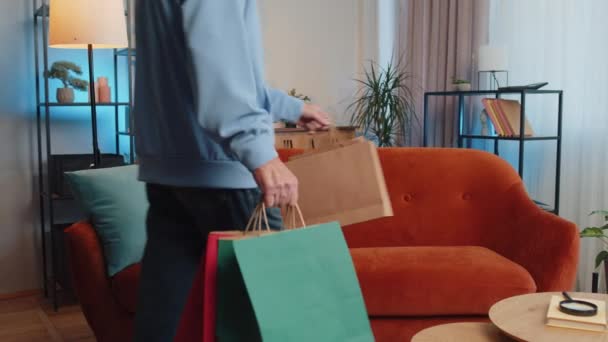 Portret Van Oudere Man Gelukkige Shopaholic Consument Kwam Terug Naar — Stockvideo