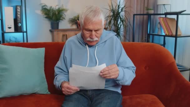 Senior Man Open Envelope Letter Reading Career Growth Advance Promotion — ストック動画