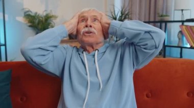 Aman Tanrım, vay canına. Olgun yaşlı bir adam kameraya büyük gözlerle bakarken şaşırdı. Ani bir zafer, iyi bir galibiyet haberi, evde kutlama. Odadaki kanepede oturan büyükbabaya hayran kaldım.