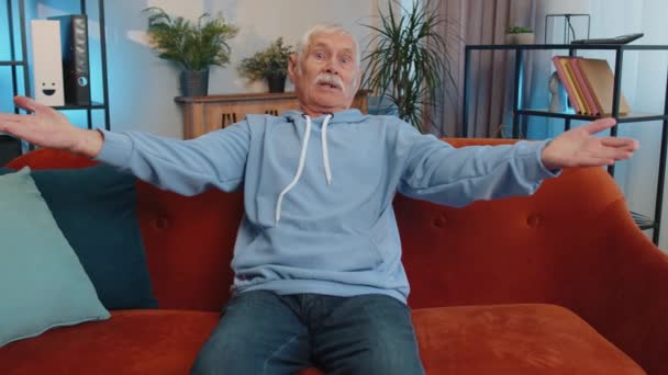 What Why Senior Old Grandfather Raising Hands Indignant Expression Asking — Stockvideo