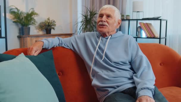 Portré Boldog Nyugodt Idős Nagyapa Férfi Nyugdíjas Mosolygós Barátságos Boldog — Stock videók