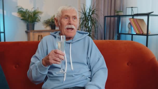 Fröhlicher Älterer Großvater Hält Ein Glas Champagner Der Hand Jubelt — Stockvideo