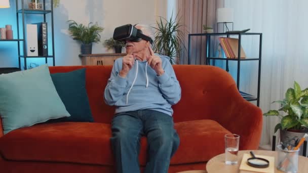 Yaşlı Büyükbaba Sanal Gerçeklik Teknolojisi Uygulama Kulaklığı Kullanarak Video Oyunu — Stok video