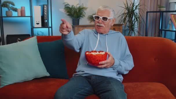 Spændt Ældre Mand Sofaen Spise Popcorn Interessante Serie Sport Spil – Stock-video