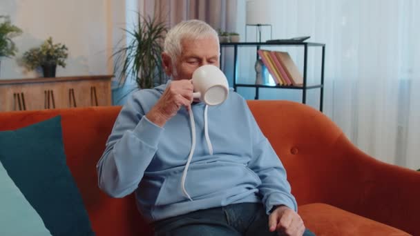 Ελκυστικός Χαμογελαστός Ηλικιωμένος Παππούς Που Πίνει Ένα Φλιτζάνι Ζεστό Καφέ — Αρχείο Βίντεο