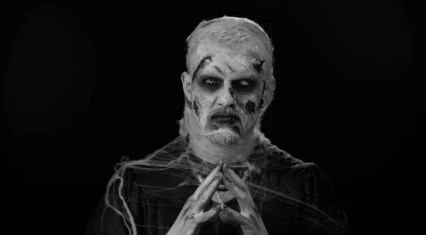 让人害怕的是万圣节僵尸流血受伤的化妆 试图吓唬 面部表情 恐怖的主题 Sinister Undead的家伙祈祷工作室黑色背景 巫毒仪式 时尚体艺术 — 图库照片