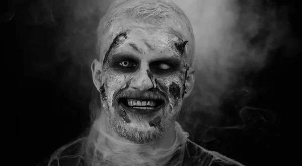 Hombre Espeluznante Con Cicatrices Sangrientas Cara Halloween Elegante Maquillaje Zombie —  Fotos de Stock